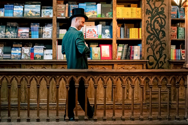 Wizard of Oz lights up Christmas mornings at Livraria Lello 